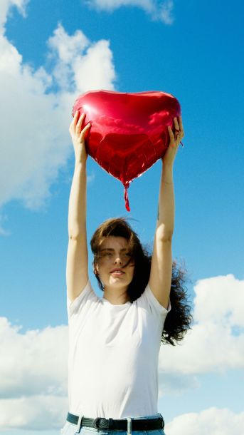Femme tenant un cœur rouge — photo-thérapie et estime de soi